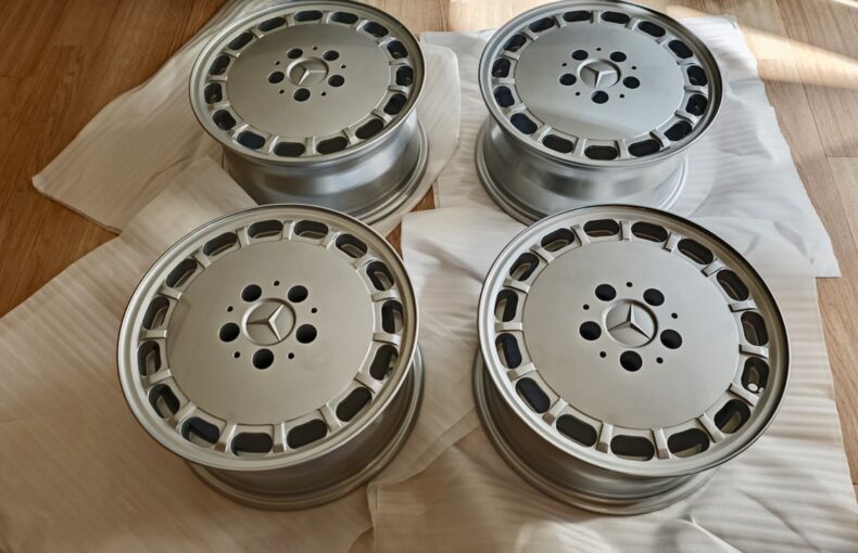 OEM Mercedes-Benz Gullideckel wheels